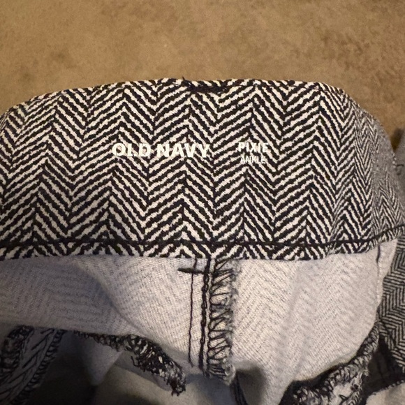 Old Navy Women's Patterned Pixie Pants - Picture 3 of 4